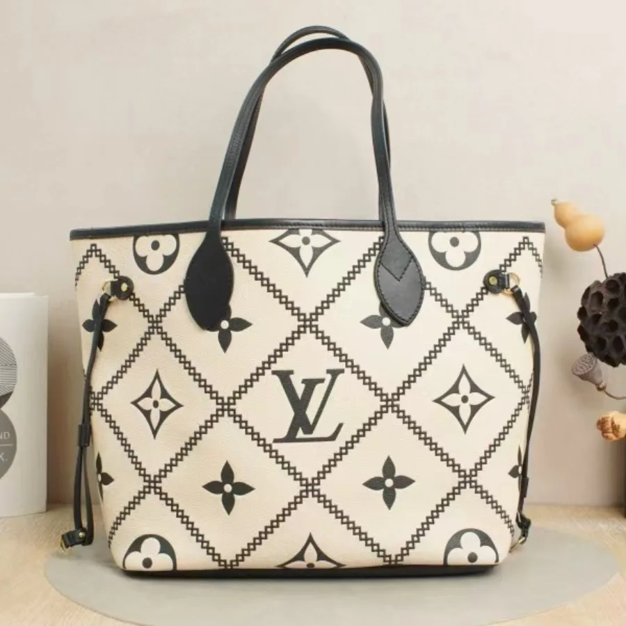 Mixed tote lot sample for wholesale buyers